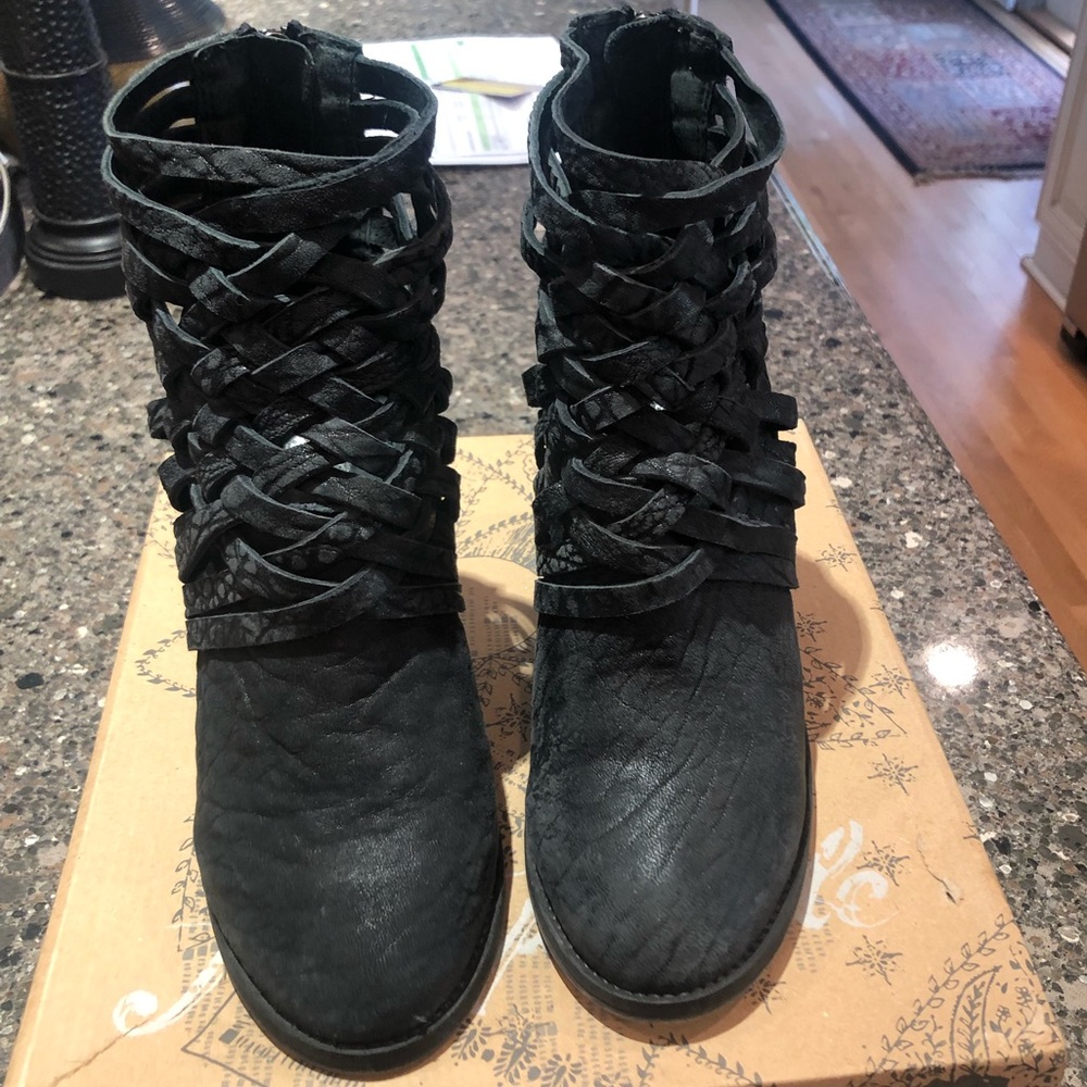 Free People black ankle boots w/criss-cross shaft
